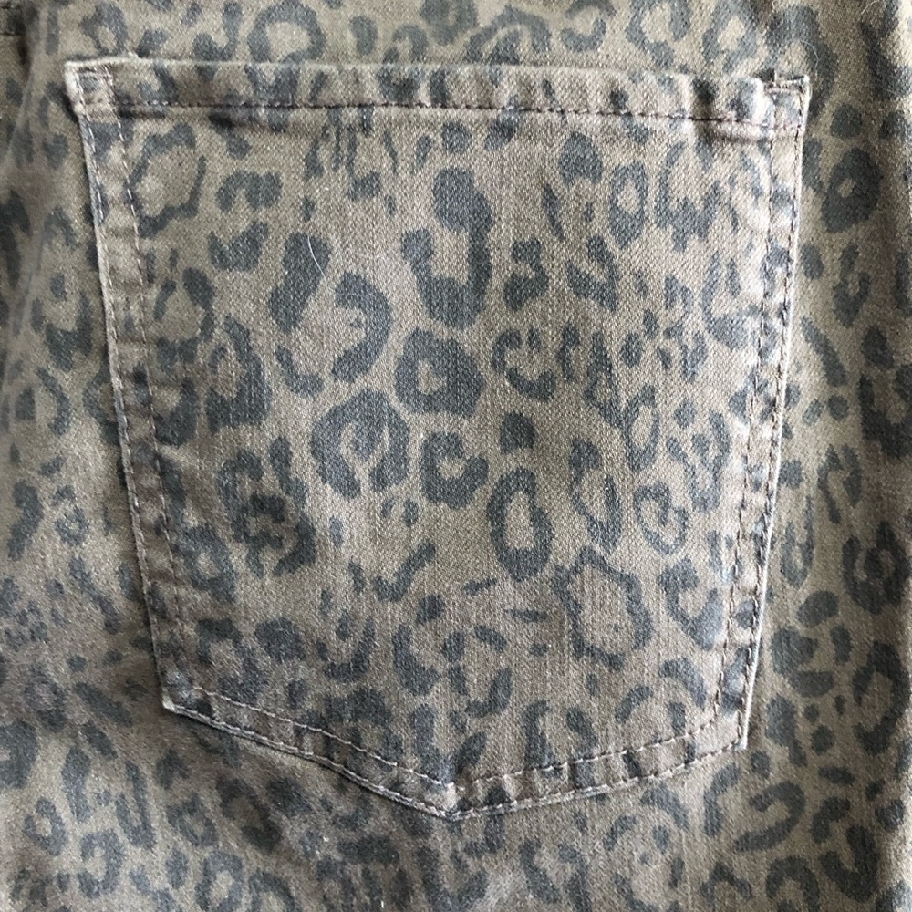 Woman’s Cheetah 🐆 print pants - Picture 2 of 10